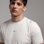 T-SHIRT RETILÍNEA COM DETALHES NO OMBRO - imagem 6