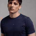 T-SHIRT RETILÍNEA COM DETALHES NO OMBRO - imagem 1
