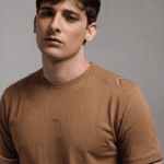 T-SHIRT RETILÍNEA COM DETALHES NO OMBRO - imagem 5