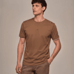 T-SHIRT RETILÍNEA COM DETALHES NO OMBRO - imagem 4