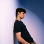 T-SHIRT RETILÍNEA COM DETALHES NO OMBRO - imagem 3