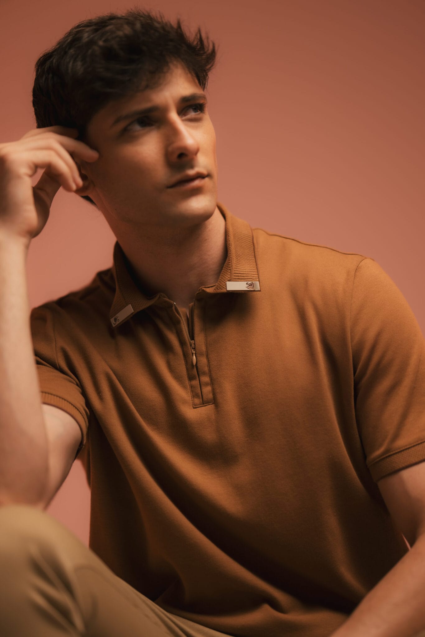 POLO COM ZÍPER E DETALHES NA GOLA