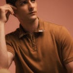 POLO COM ZÍPER E DETALHES NA GOLA