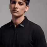 POLO COM ZÍPER E DETALHES NA GOLA - imagem 4